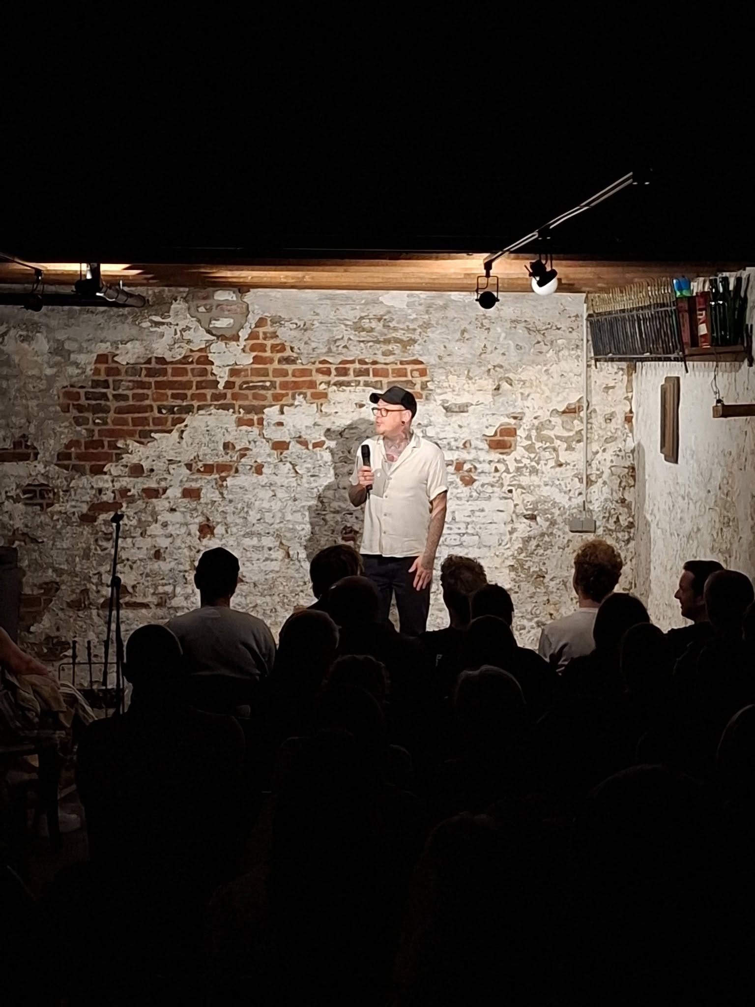 Comedian op het podium voor een volle zaal